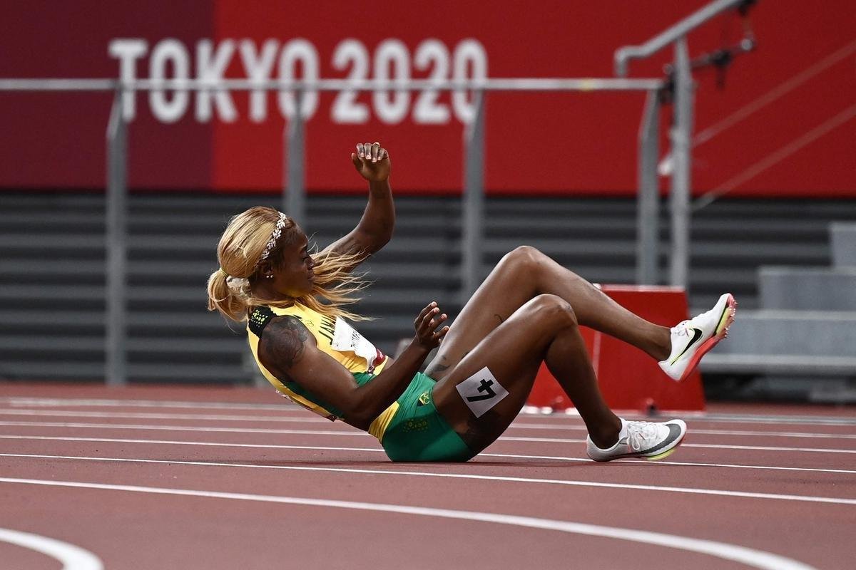 Fotos espetaculares da vitria da jamaicana Elaine Thompson-Herah nos 100m rasos dos Jogos Olmpicos de Tquio com o tempo de 10s61. A velocista quebrou o recorde olmpico e comandou o pdio jamaicano ao lado de Ann Fraser-Pryce, prata, e Shericka Jackson, bronze.