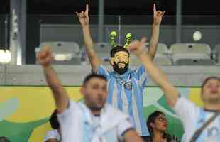 Torcedores na partida entre Argentina e Paraguai, no Mineiro, pela Copa Amrica