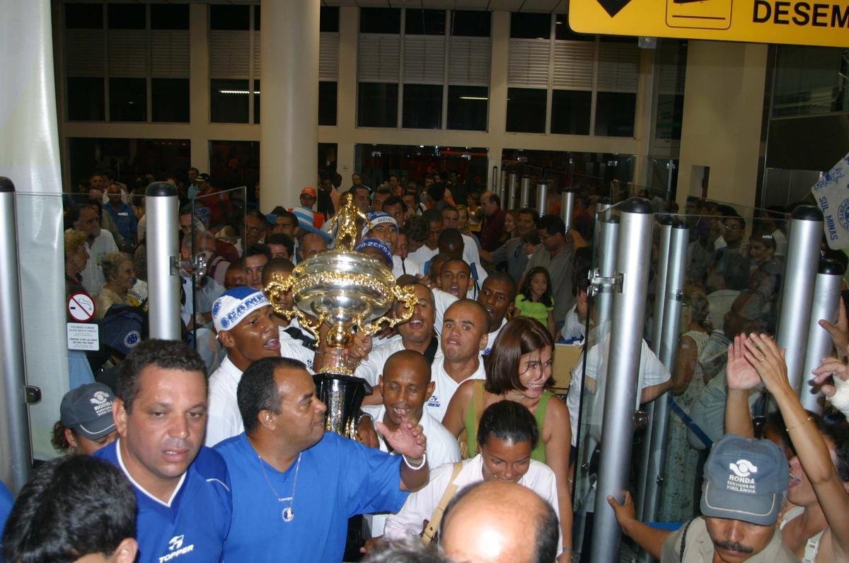 O primeiro passo do Cruzeiro em 2003 para alcanar a histrica Trplice Coroa foi dado em 16 de maro, com a conquista do Campeonato Mineiro de pontos corridos. A taa foi erguida de forma antecipada com a vitria por 4 a 0 sobre a URT, no estdio Zama Maciel, em Patos de Minas, pela 11 rodada. Deivid, Aristizbal, Alex e Maurinho marcaram os gols do triunfo. Em seguida, o elenco deu a volta olmpica, ergueu a taa diante dos cruzeirenses e desfilou em carro aberto pela cidade do interior de Minas. No retorno a BH, naquele mesmo dia, o grupo foi recebido com festa pela torcida no Aeroporto da Pampulha. O Cruzeiro foi campeo estadual invicto. O ltimo jogo foi contra o Tupi, no Mineiro.