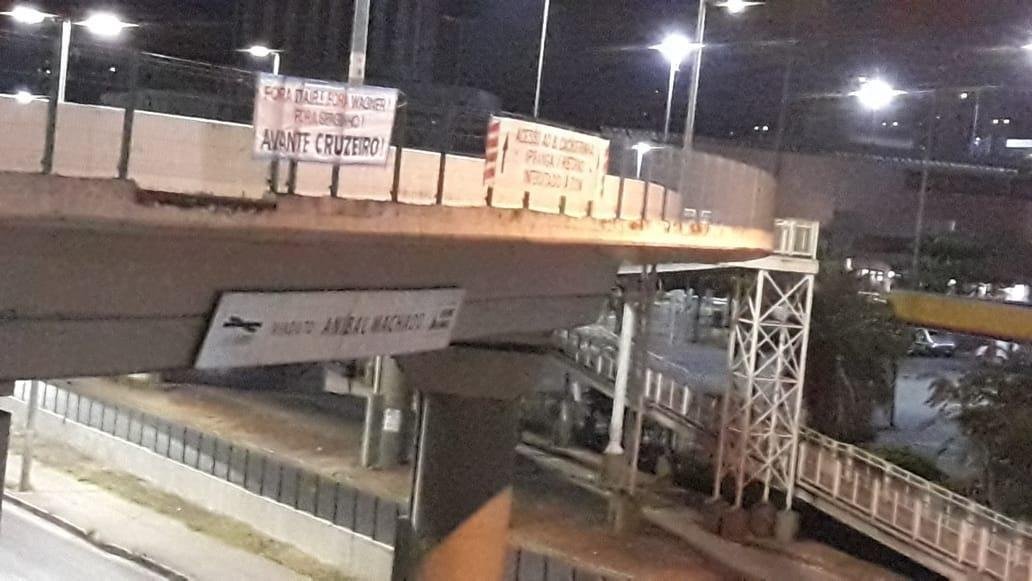 Faixas contra a diretoria do Cruzeiro