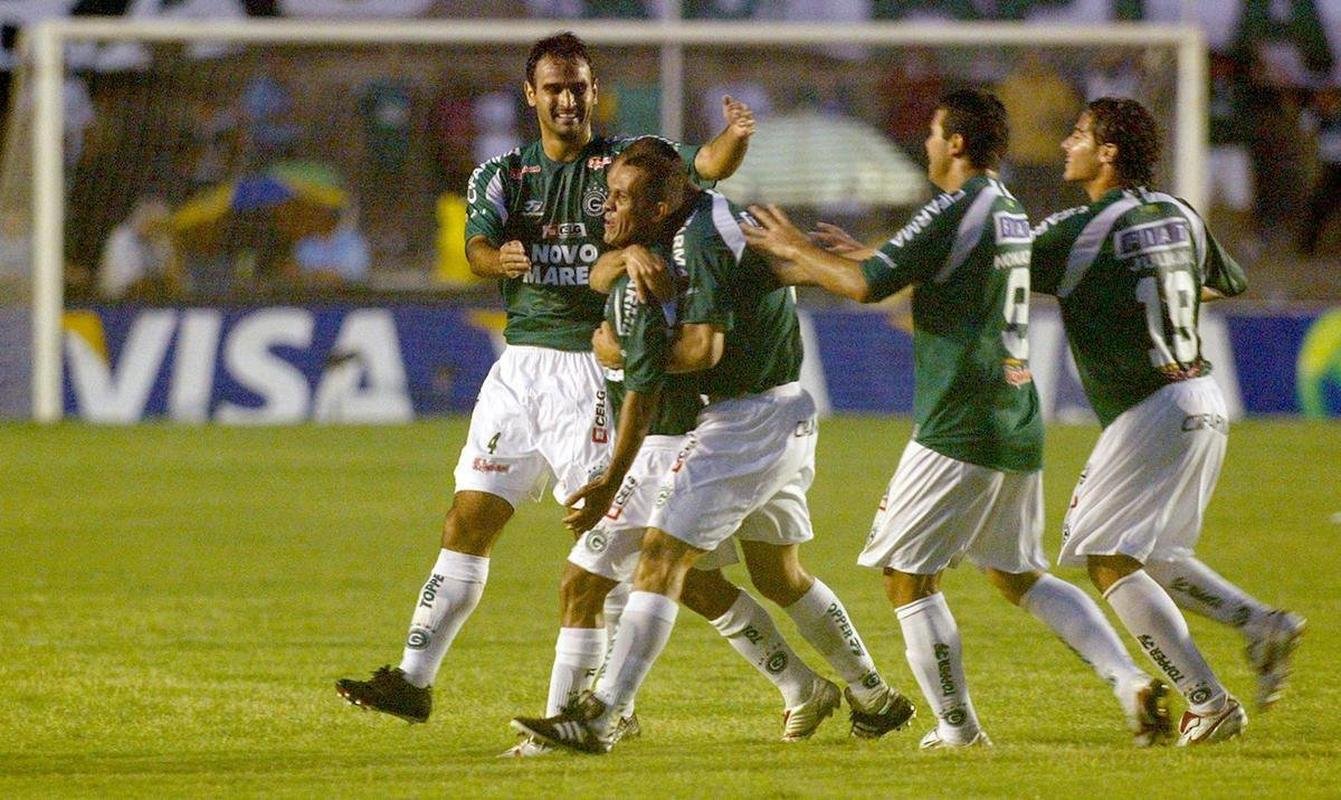 2006 - Deportivo Cuenca (EQU) e Gois empataram por 1 a 1 no Equador. No jogo de volta, vitria dos goianos por 3 a 0 e classificao garantida.