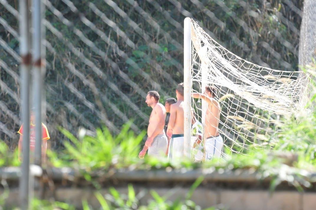 Em meio  pandemia do novo coronavrus, a reportagem do Superesportes / Estado de Minas flagrou nesta tera-feira (14) um treino de futebol no campo de vrzea do Itatiaia, no Bairro Bandeirantes, na Regio da Pampulha, em BH. Jovens entre 16 e 20 anos participam de atividades fsicas sob a superviso de um treinador e um preparador de goleiros. Muitos garotos fazem parte de um projeto social do Santa Luzia Futebol Clube. Parte do grupo foi levado por Luciano Mafra, tcnico da equipe, para trabalhar de maneira independente. (Gladyston Rodrigues/EM/D. A Pres)