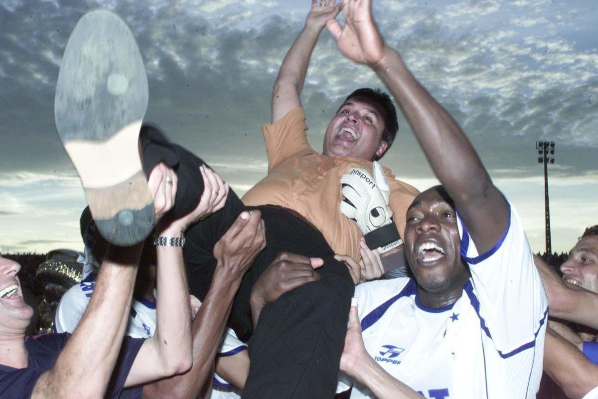 O primeiro passo do Cruzeiro em 2003 para alcanar a histrica Trplice Coroa foi dado em 16 de maro, com a conquista do Campeonato Mineiro de pontos corridos. A taa foi erguida de forma antecipada com a vitria por 4 a 0 sobre a URT, no estdio Zama Maciel, em Patos de Minas, pela 11 rodada. Deivid, Aristizbal, Alex e Maurinho marcaram os gols do triunfo. Em seguida, o elenco deu a volta olmpica, ergueu a taa diante dos cruzeirenses e desfilou em carro aberto pela cidade do interior de Minas. No retorno a BH, naquele mesmo dia, o grupo foi recebido com festa pela torcida no Aeroporto da Pampulha. O Cruzeiro foi campeo estadual invicto. O ltimo jogo foi contra o Tupi, no Mineiro.