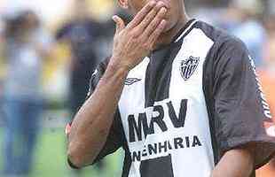 2004 - Foram 108 gols marcados pelo Atltico na temporada. Dessa vez, o artilheiro foi Alex Mineiro, com 26