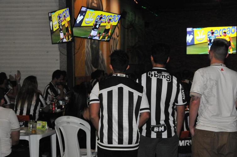No bar Devotos, em Belo Horizonte, torcida do Atlético vibra com gol de Zaracho sobre o Palmeiras no Allianz Parque