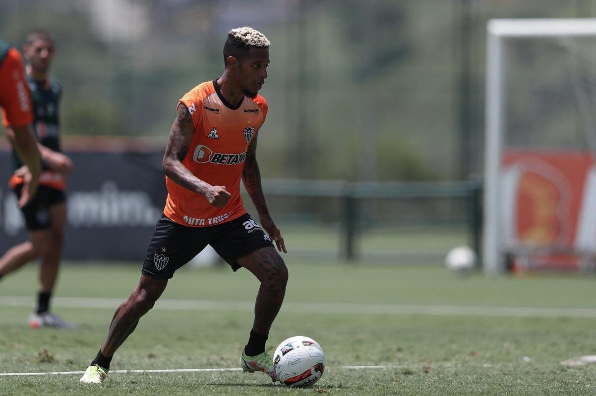 Com seriedade, mas tambm descontrao, o Atltico treinou sob sol forte na manh desta sexta-feira (21), na Cidade do Galo, em Vespasiano. Este foi o quinto dia de pr-temporada para o clube mineiro em 2022, sob o comando do tcnico argentino Antonio 'El Turco' Mohamed. Novas baixas, o volante Allan e o atacante Keno testaram positivo para COVID-19 e no participaram das atividades (ambos cumprem perodo de sete dias de isolamento social).