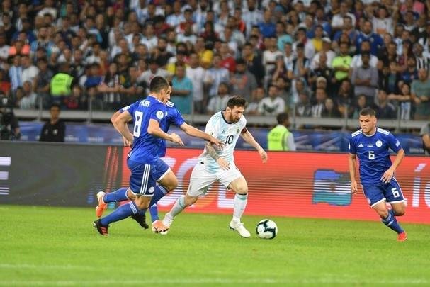 Fotos do empate por 1 a 1 entre Argentina e Paraguai, no Mineiro, pela Copa Amrica