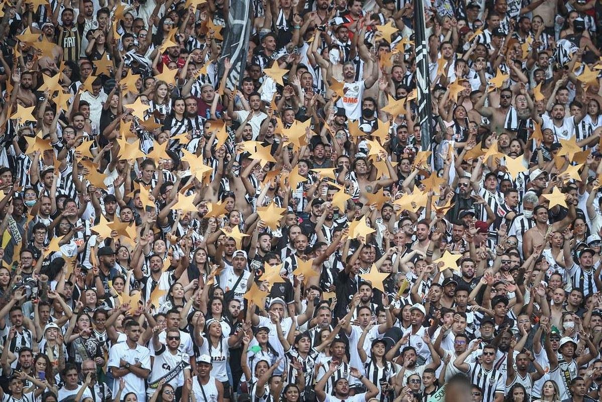 Dezembro/2021 - A festa do ttulo seguiu na cidade. No dia 5 de dezembro, o Galo recebeu o Bragantino no Mineiro, no jogo em que levantou a taa e deu a volta olmpica. A equipe venceu por 4 a 3 em uma grande atuao, que ficou marcada pelo maior pblico pagante do novo Mineiro: 61.573 pessoas estiveram presentes no Gigante da Pampulha para vibrar com o ttulo alvinegro. 