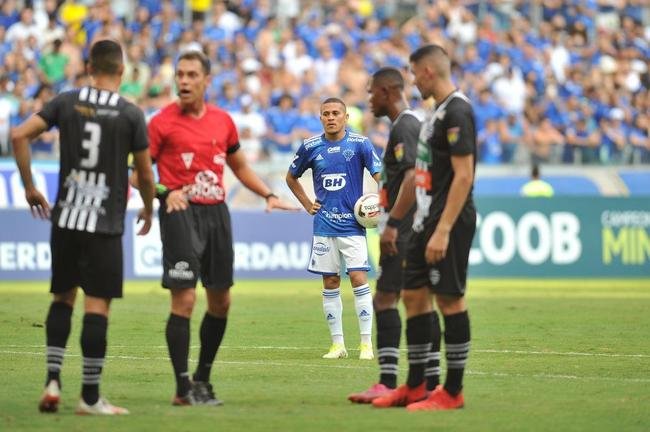 Fotos do gol de Jo�o Paulo, do Cruzeiro, sobre o Athletic, pela semifinal do Campeonato Mineiro; meia marcou em cobran�a de p�nalti