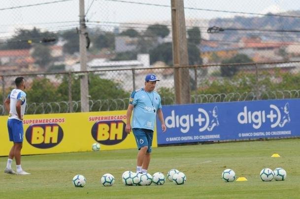 Adilson Batista em ao em seu primeiro treino  frente do Cruzeiro