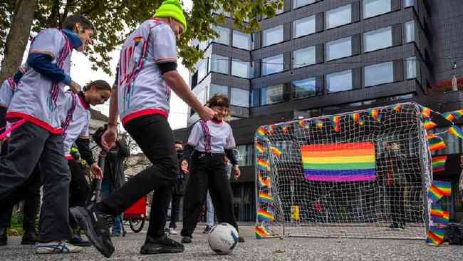 Protesto LGBT no museu da Fifa em Zurique, na Sua