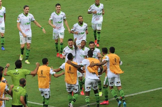 Felipe Azevedo abriu o placar no clssico com um golao em chute de fora da rea, no ngulo esquerdo de Everson: 1 a 0 Amrica