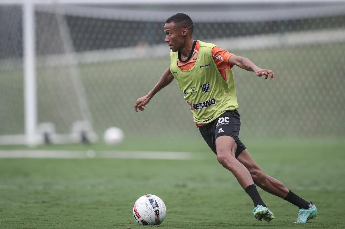 O Atltico realizou, nesta quinta-feira (10), a primeira atividade visando o clssico com o Amrica, vlido pela 5 rodada do Campeonato Mineiro. Com titulares em campo, o time de 'El Turco' Mohamed trabalhou para o confronto que ser disputado s 16h30 do sbado (12), no Estdio Independncia, em Belo Horizonte.