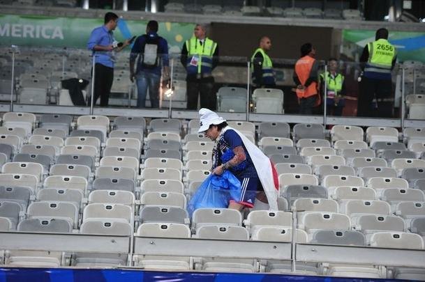 Depois do empate entre Japo e Equador, por 1 a 1, pela Copa Amrica, um torcedor japons deu um bom exemplo aos brasileiros. Com pacincia, ele recolheu lixo em vrios pontos do setor em que se encontrava no Mineiro. Na Copa de 2014, no Brasil, os nipnicos j haviam mostrado civilidade ao mundo ao limpar arquibancadas e vestirios dos estdios.