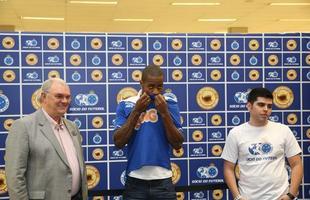Apresentao do zagueiro Ded ao Cruzeiro. Jogador participou de ao de marketing, foi a supermercado e divulgou programa scio do futebol, que d desconto na compra de produtos