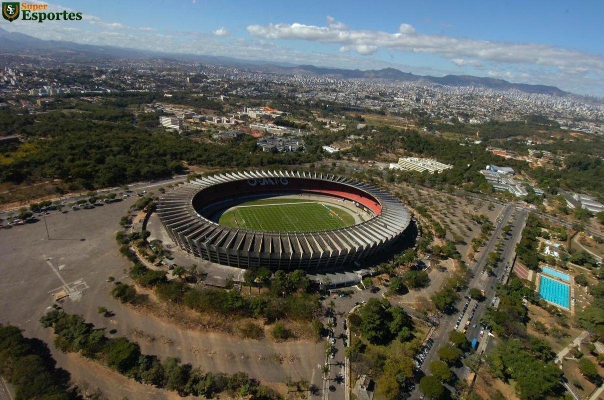 Foto area do Mineiro registrada em 7 de julho de 2007. Cadeiras vermelhas foram instaladas em 2004