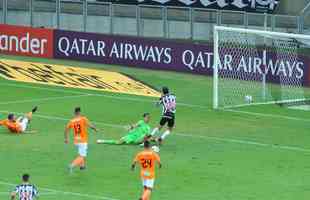 Fotos do gol de Marrony, do Atltico, sobre o La Guaira, no Mineiro
