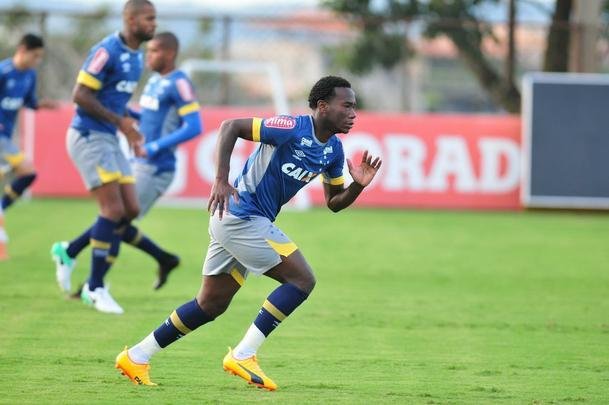 Cruzeiro teve volta de argentino, e Mano Menezes esboou equipe titular para pegar o Sport