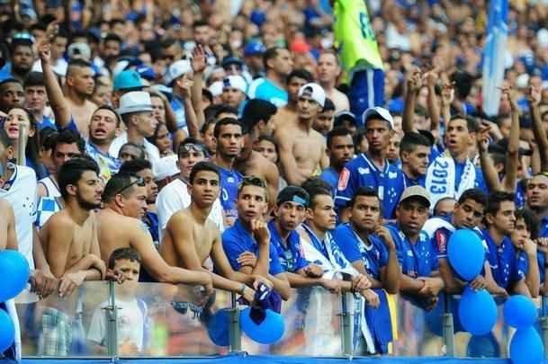 Torcida do Cruzeiro preocupada com placar desfavorvel no Mineiro