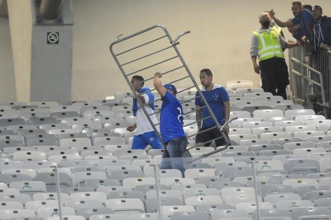 Briga entre torcedores do Cruzeiro e do Fluminense, no Mineiro, antes de jogo pelas oitavas de final da Copa do Brasil. Atrito foi na divisria, no anel superior do estdio