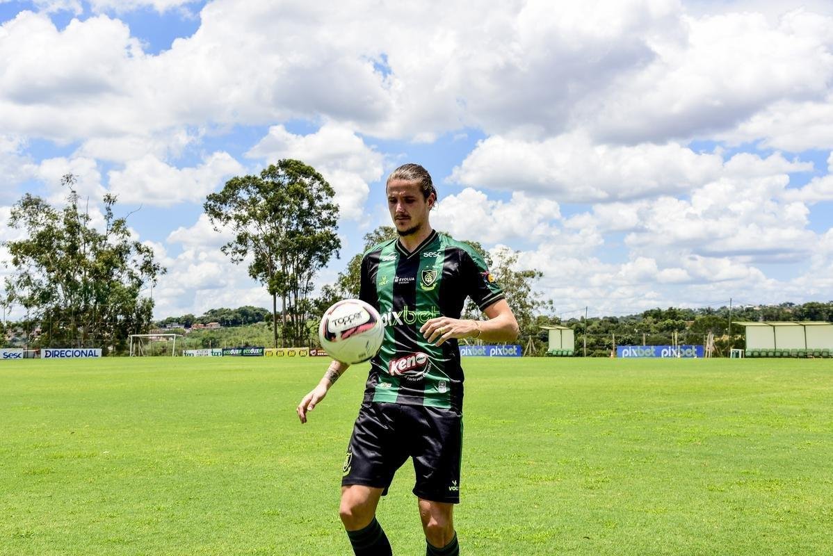 Zagueiro Iago Maidana, um dos nove refor�os do Am�rica para 2022, durante sua apresenta��o no CT Lanna Drumond, nesta quinta-feira (20)