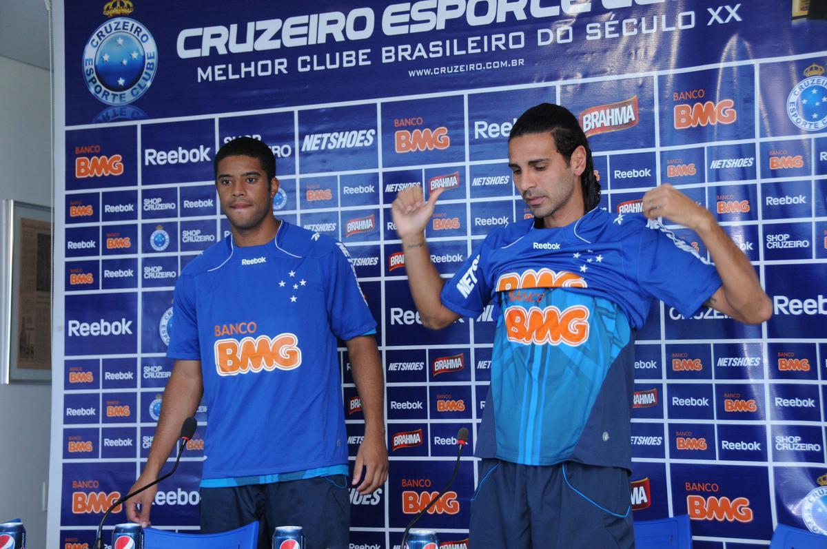 Leandro Guerreiro (volante) - foi contratado pelo Cruzeiro ao Botafogo, por R$ 750 mil, por indicação do técnico Cuca. Ficou um período na reserva, mas teve papel importante no fim da temporada com boas atuações, inclusive improvisado como zagueiro. No dia 4 de dezembro de 2011, o volante marcou um dos gols da vitória por 6 a 1 sobre o Atlético, que salvou o clube do rebaixamento à Série B. Hoje, aos 42 anos, é auxiliar técnico nas categorias de base da Raposa.