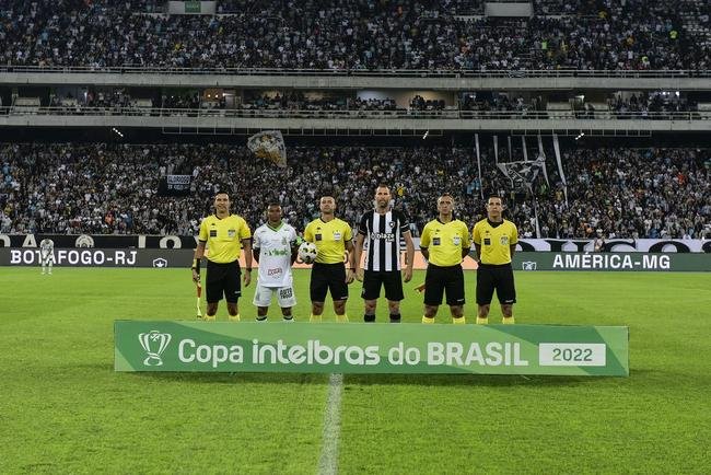 Fotos da partida entre Botafogo e Amrica, pelo duelo de volta das oitavas de final da Copa do Brasil. Jogo foi realizado nesta quinta-feira (14), no estdio Nilton Santos, na cidade do Rio de Janeiro.