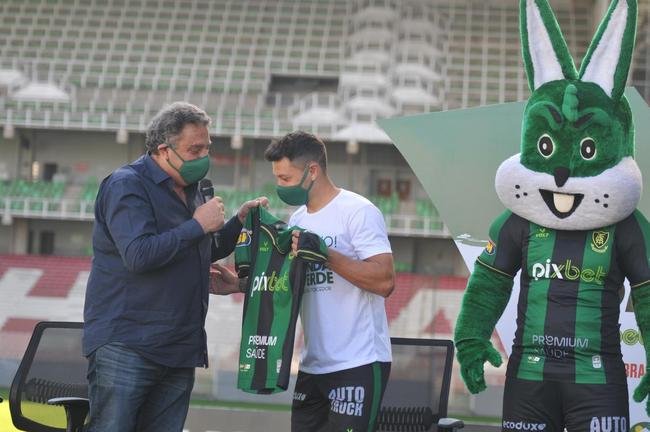 Mauro Zrate, atacante argentino de 34 anos, foi apresentado oficialmente pelo Amrica na tarde desta sexta-feira (3), no Estdio Independncia, em Belo Horizonte. Experiente, o atleta tem passagens por clubes como Fiorentina, Lazio e Inter de Milo, da Itlia, e tambm por Vlez Sarsfield e Boca Juniors, da Argentina.