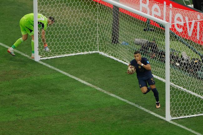 Mbapp faz o primeiro gol da Frana na final contra a Argentina e reduz vantagem do rival para 2 a 1. O francs cobrou pnalti cometido por Otamendi