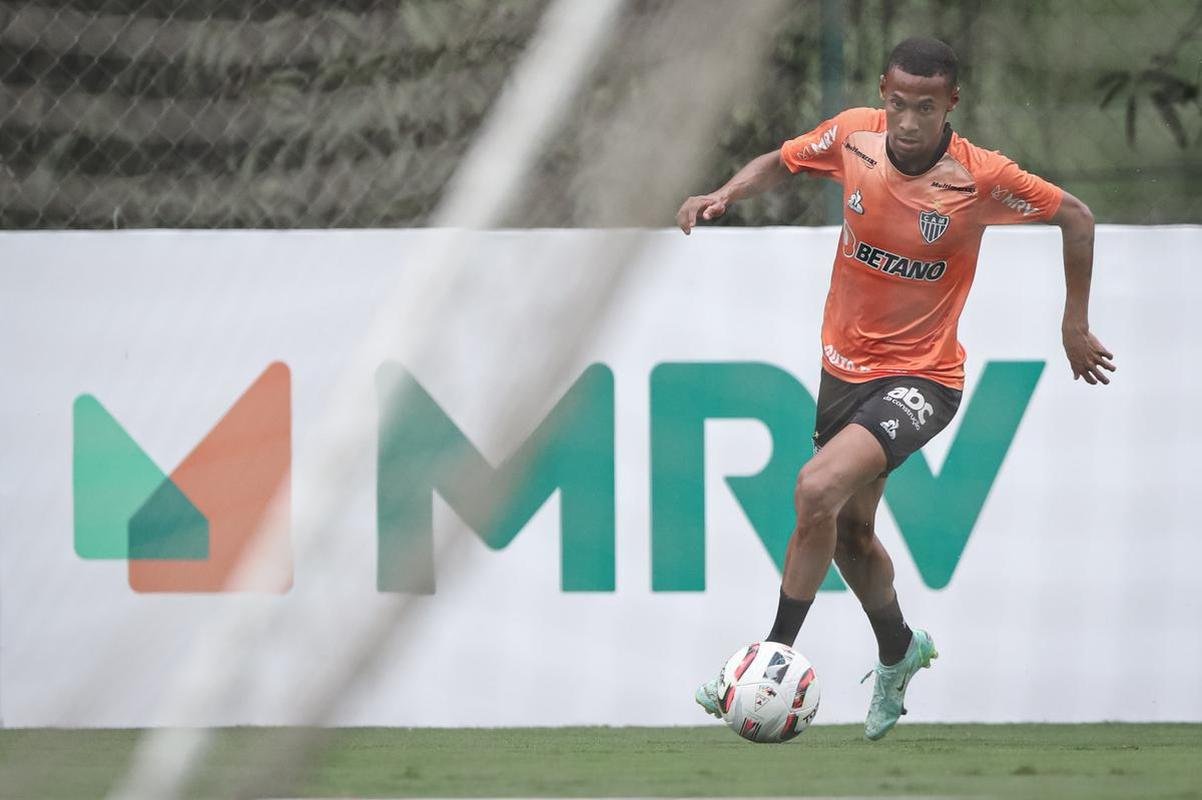 O Atltico realizou, nesta quinta-feira (10), a primeira atividade visando o clssico com o Amrica, vlido pela 5 rodada do Campeonato Mineiro. Com titulares em campo, o time de 'El Turco' Mohamed trabalhou para o confronto que ser disputado s 16h30 do sbado (12), no Estdio Independncia, em Belo Horizonte.