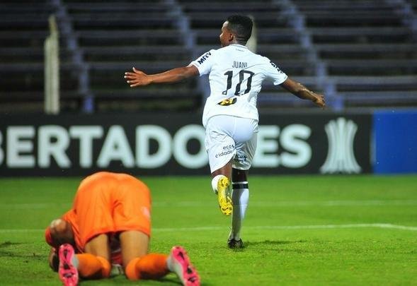 Cazares marcou o segundo gol do Atlético na vitória por 2 a 0 sobre o Defensor, em Montevidéu