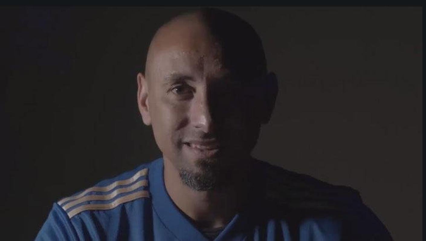 dolos exibiram detalhes da nova camisa do Cruzeiro, em homenagem ao centenrio celeste. Na foto, o ex-goleiro Gomes, campeo da Trplice Coroa, em 2003