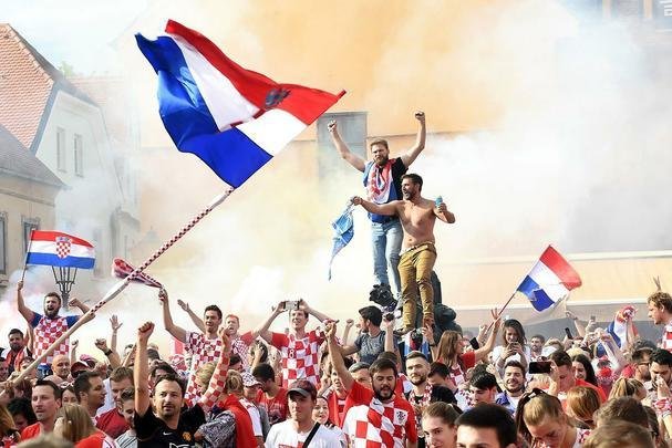Reaes da torcida croata em Zagreb depois da perda do ttulo da Copa do Mundo para a Frana