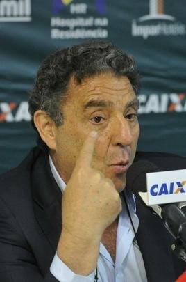 Presidente Marcus Salum apresentou Adilson Batista como novo tcnico do Amrica