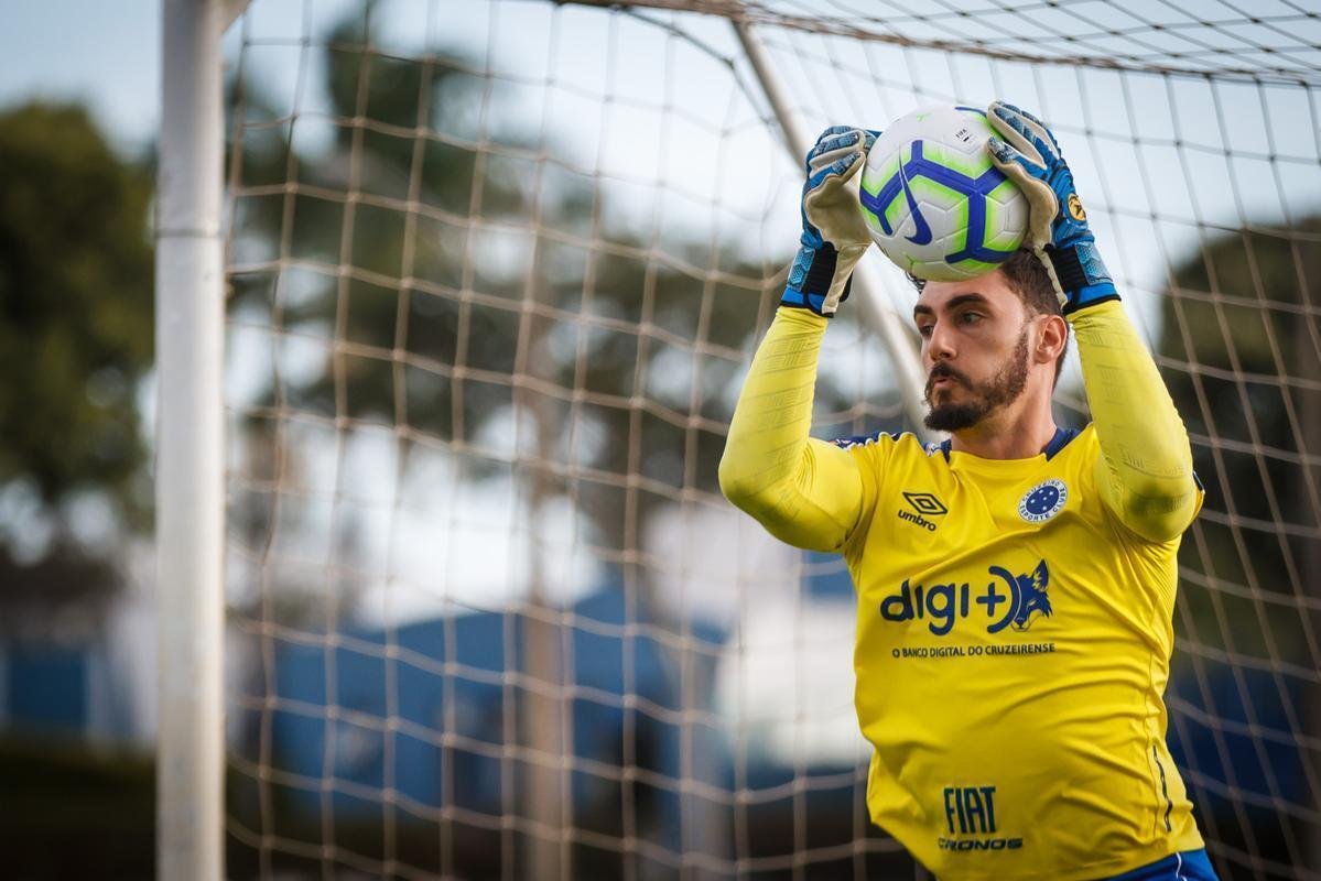 A comisso tcnica do Cruzeiro permitiu que a imprensa acompanhasse somente o comeo das atividades desta quinta-feira, na Toca da Raposa 2. Em campo, foi possvel ver o meia Rodriguinho, que segue programao especial de exerccios elaborada pelos profissionais do clube. O time se prepara para o jogo-treino de segunda-feira, contra o Amrica, que servir de teste visando  retomada das competies. No coletivo de tera-feira, a escalao teve Fbio; Lucas Romero, Ded, Leo e Egdio; Henrique e Jadson; Marquinhos Gabriel, Thiago Neves e David; Fred. Vale ressaltar que o meia Robinho havia sido poupado desse trabalho.