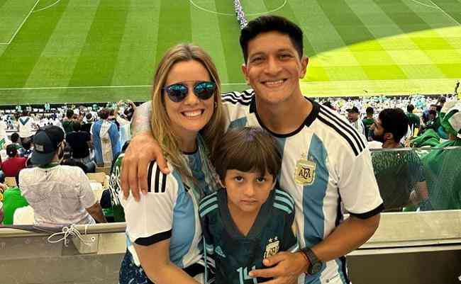Cano acompanha estreia da Argentina na Copa do Mundo ao lado da esposa e do filho