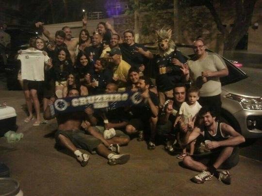 Mesmo antes de o tricampeonato ser confirmado, cruzeirenses j festejam nos arredores do Mineiro