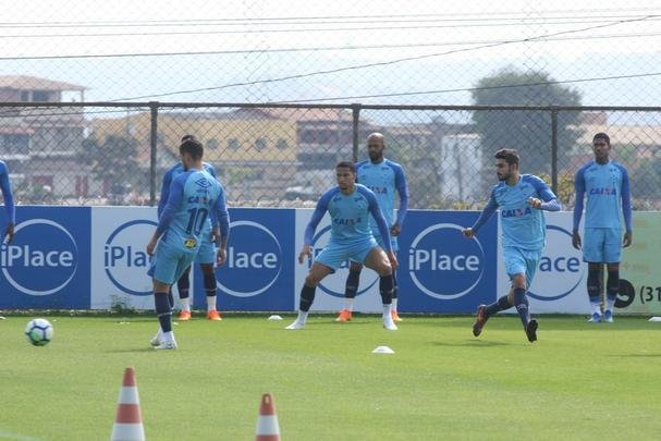 Presidente do Cruzeiro, Wagner Pires de S, acompanhou treino deste sbado, na Toca da Raposa II. Mais uma vez, Arrascaeta treinou normalmente e est cotado para iniciar como titular diante do Atltico-PR, na segunda-feira, no Mineiro, pelas oitavas de final da Copa do Brasil