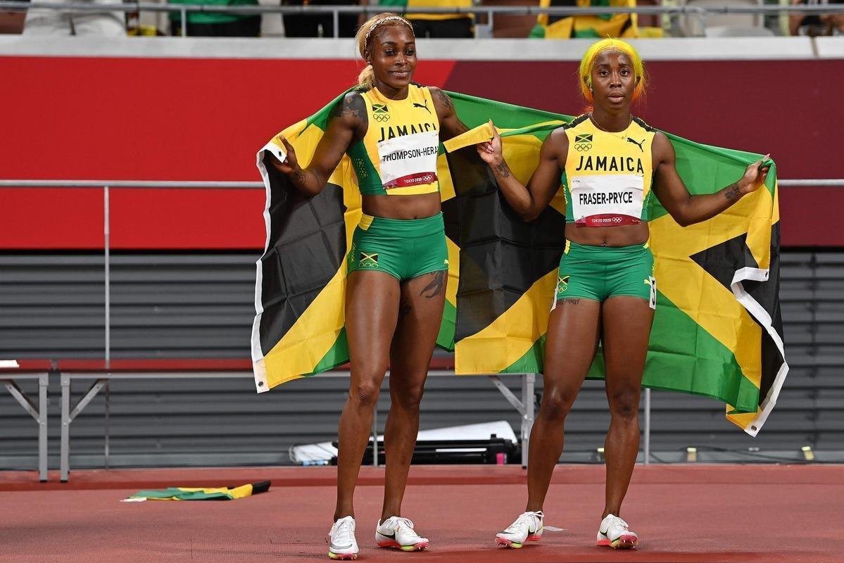 Fotos espetaculares da vitria da jamaicana Elaine Thompson-Herah nos 100m rasos dos Jogos Olmpicos de Tquio com o tempo de 10s61. A velocista quebrou o recorde olmpico e comandou o pdio jamaicano ao lado de Ann Fraser-Pryce, prata, e Shericka Jackson, bronze.