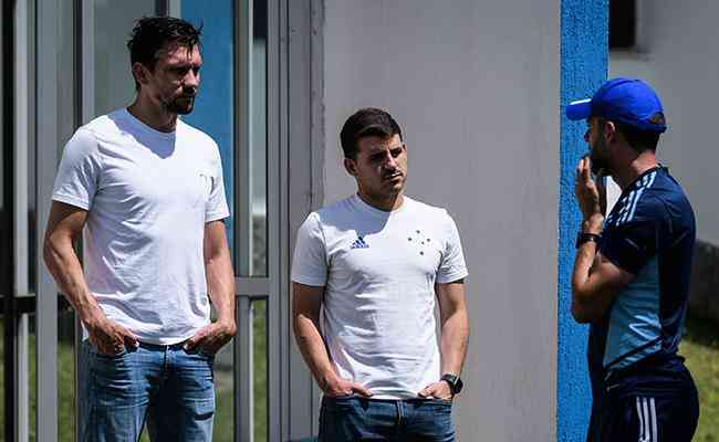 O diretor de estratgia do Cruzeiro, Paulo Andr, ao lado do supervisor Pedro Costa e do tcnico Paulo Pezzolano