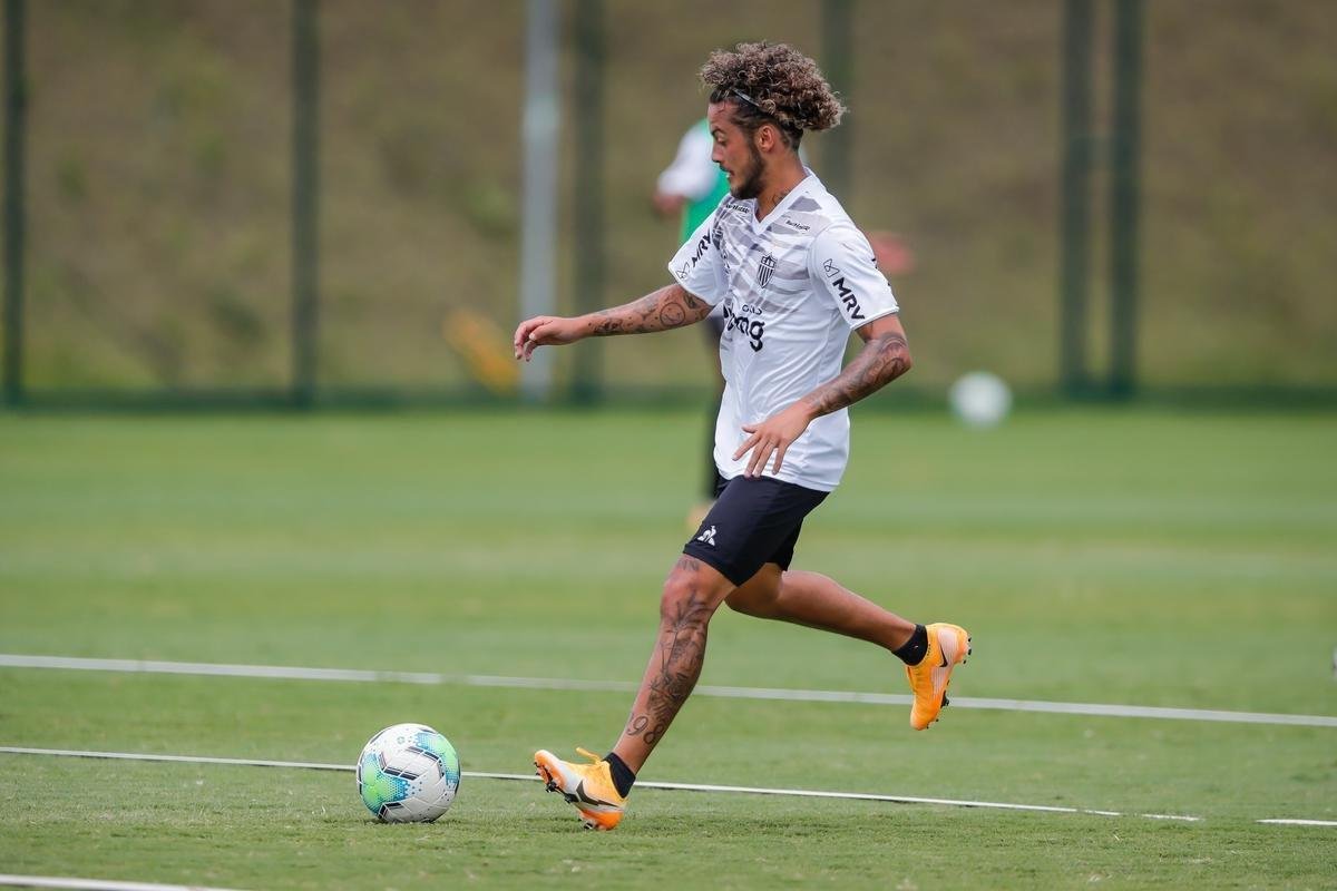 Aps polmica balada, Dylan e Marrony participam normalmente do treino na Cidade do Galo