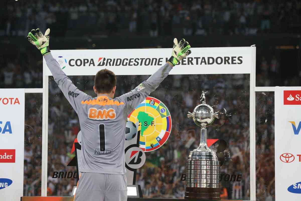Victor ao lado da taa da Copa Libertadores de 2013