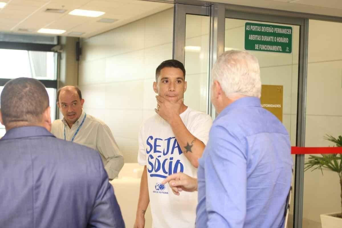 Thiago Neves desembarcou na manh desta segunda-feira no Aeroporto de Confins