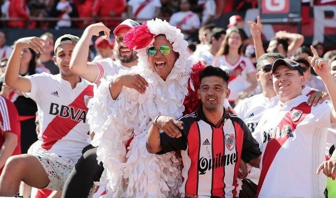 Torcedores do River Plate na final da Libertadores, contra o Boca Juniors, no Monumental de Nez