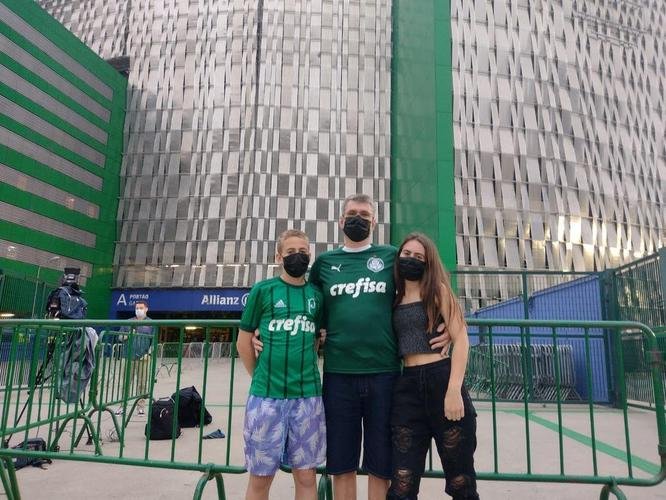 Mesmo com o Allianz Parque fechado para o público, o entorno do estádio do Palmeiras reuniu muitos torcedores que vão acompanhar a semifinal contra o Atlético em bares e restaurantes (Túlio Kaizer/EM/D. A Press)