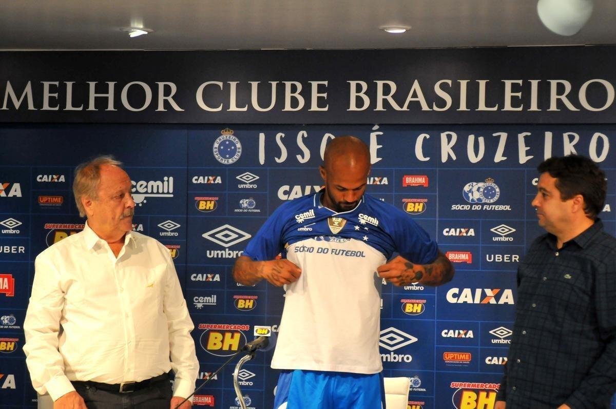 Fotos da apresentao do volante Bruno Silva no Cruzeiro (Ramon Lisboa/EM D.A Press)