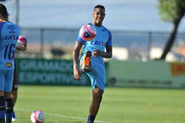 Jogadores do Cruzeiro durante treino desta sexta-feira na Toca da Raposa II