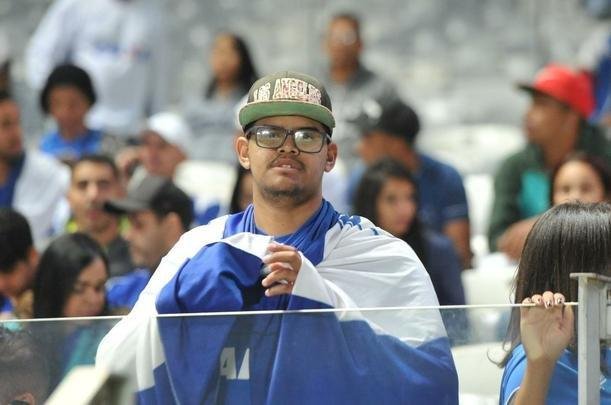 Torcida do Cruzeiro encarou frio e crise de abastecimento para apoiar o time contra o Palmeiras, no Mineiro