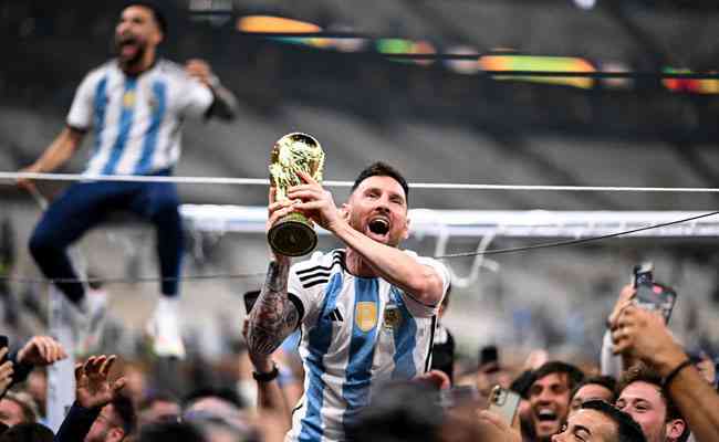 Messi nos braos dos argentinos aps a conquista da Copa do Mundo