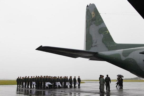 Honras militares na chegada das vítimas ao Aeroporto de Chapecó. Presidente Michel Temer esteve presente